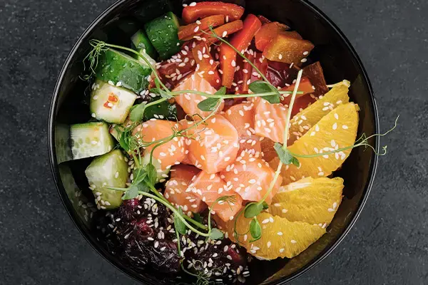 Salade exotique, pamplemousse, germes de soja et truite fumée